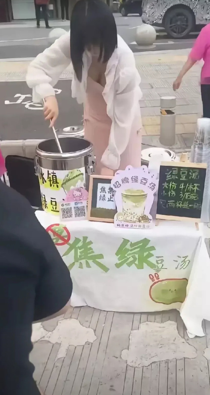 陕西西安，有一名女子失业之后，一直没有找到合适的工作，听朋友说摆摊卖绿豆汤很挣钱