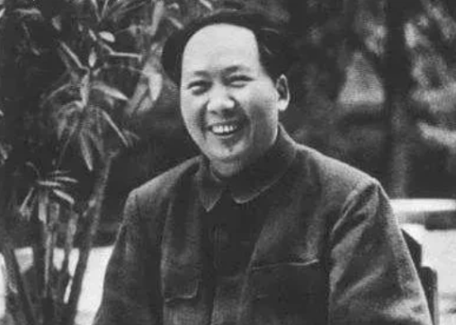 毛主席有多亲民？有一天，厨师给毛主席做饭，不小心盐放多了。毛主席只吃了一口，问厨