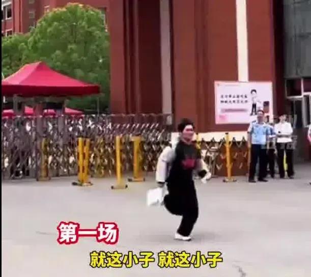 我见过考试紧张的学生也见过提前交卷的考生实在没想到，考场成了竞技场
