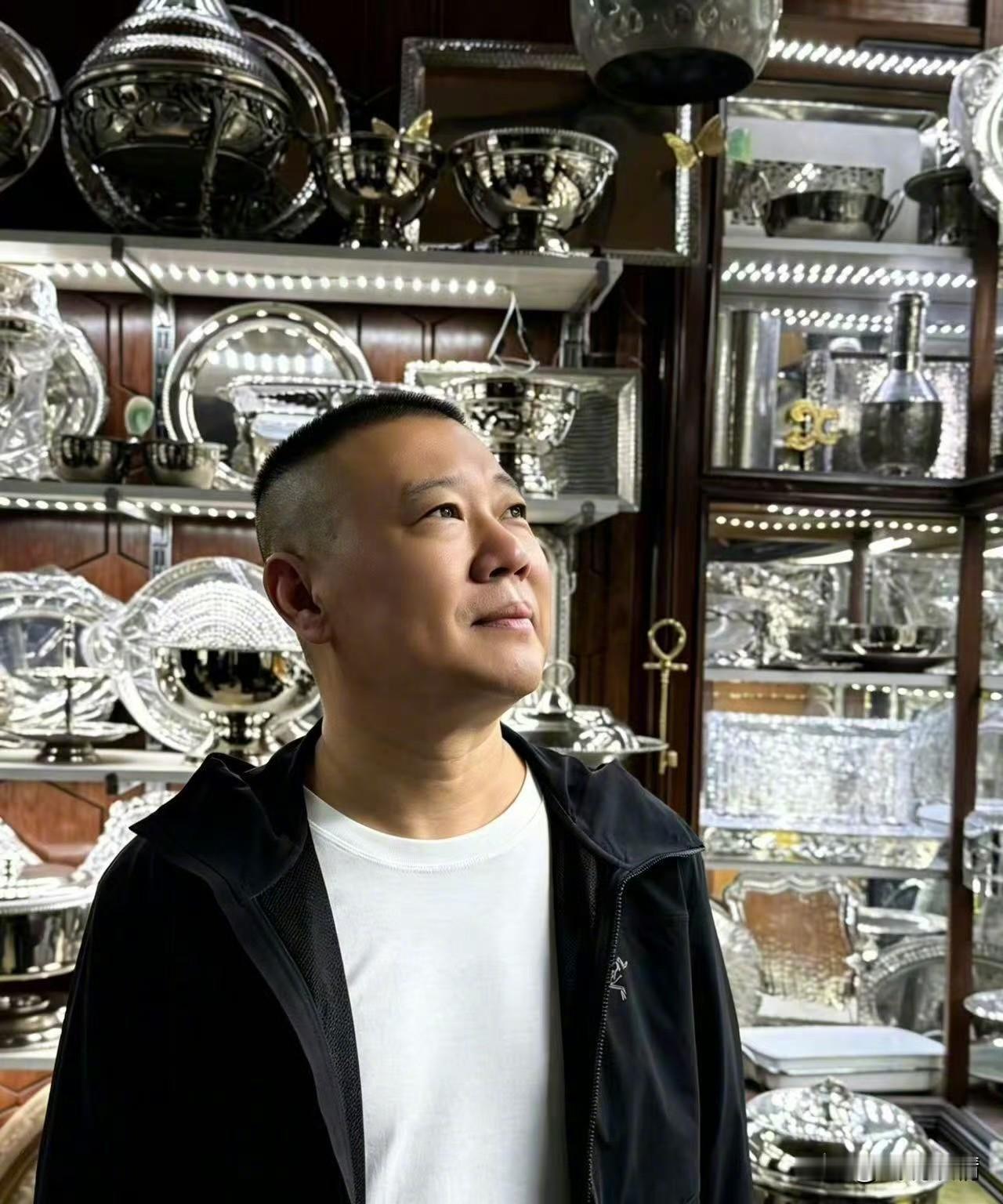 郭德纲逛埃及老集市！5月12日，郭德纲晒照分享夜晚逛埃及600年历史的老集市。