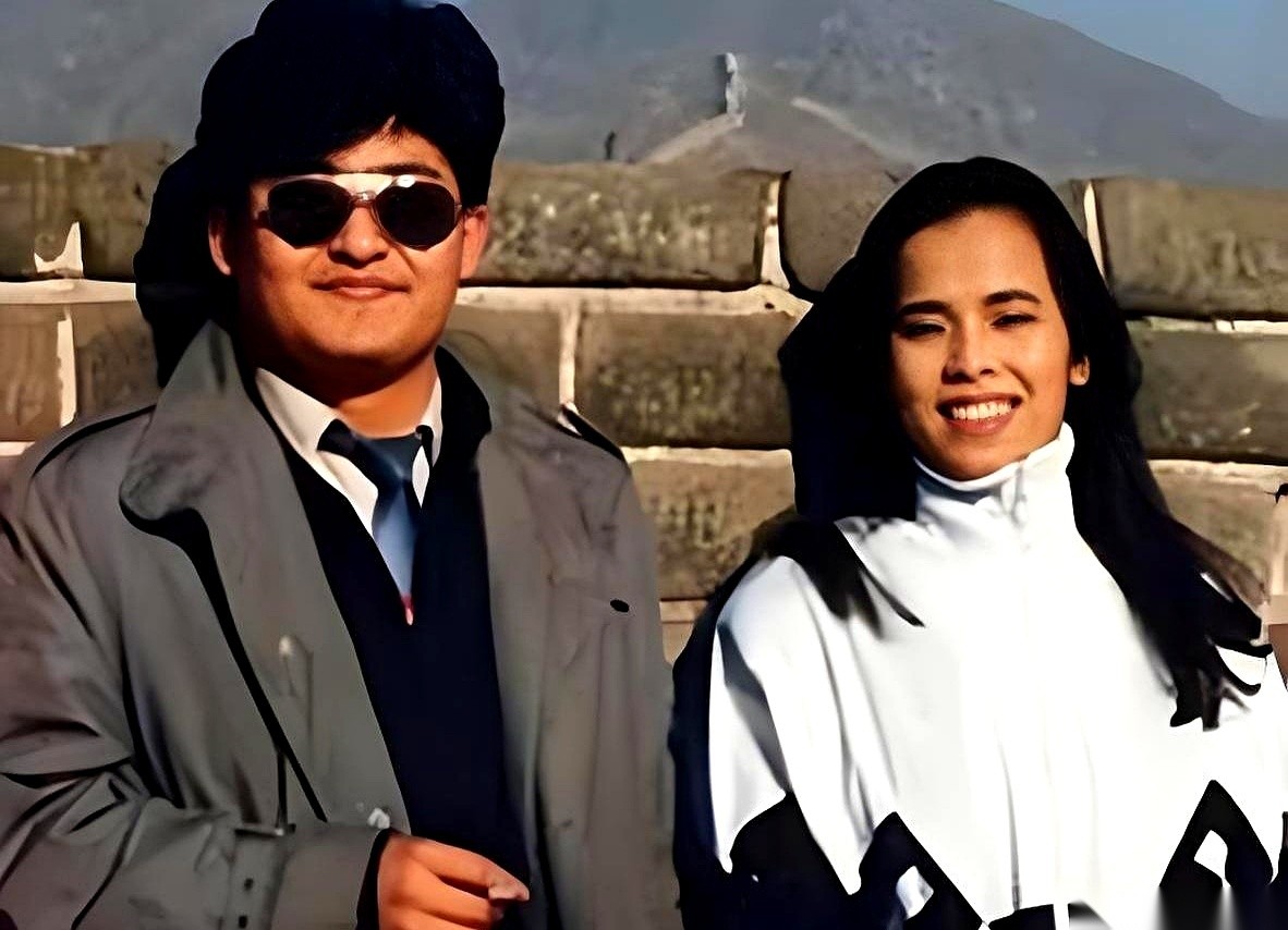 1993年水均益去刘欢家做客，指着死掉的一只小白兔对嫂子卢璐开玩笑，让嫂子把没了的那只当成他自己。水