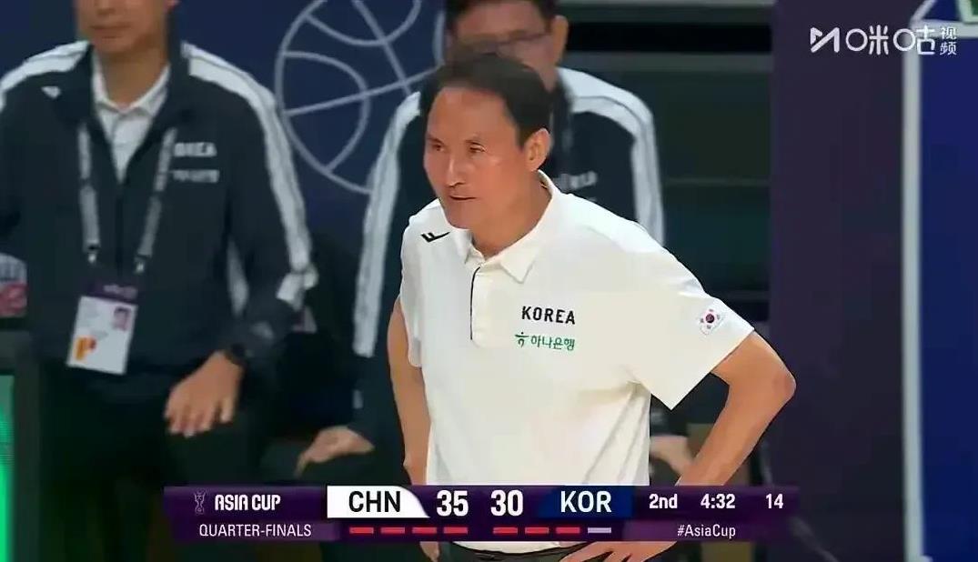 在亚洲杯四分之一决赛中输给中国男篮后，韩国队教练安俊浩第一时间站出来表示不服气，