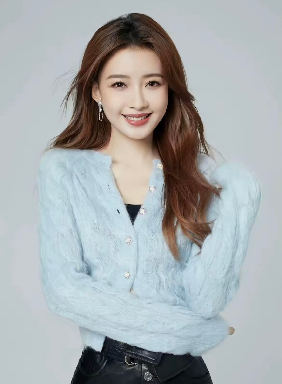 董子健回复孙怡作为董子健的前妻，孙怡大大方方地在微博为他捧场。“介绍一下，这是