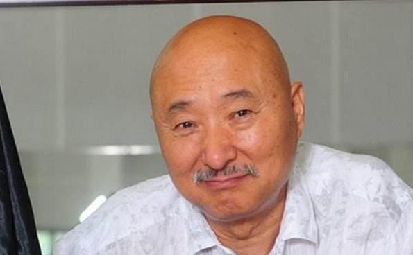 1973年，“黄世仁”陈强提着两瓶好酒，来到“喜儿”田华家，求田华，“田华啊，你