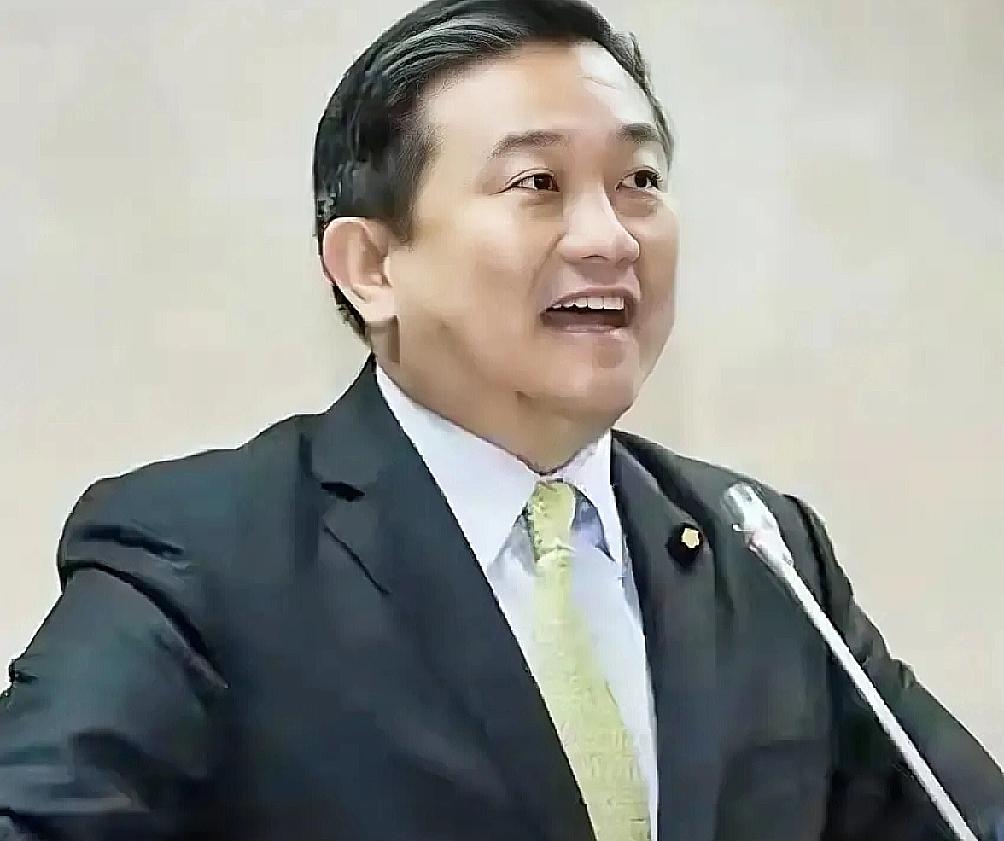 当王定宇洋洋得意地公开炫耀“高安国将军是我举报的”，甚至拍着桌子扬言要“盯紧案子