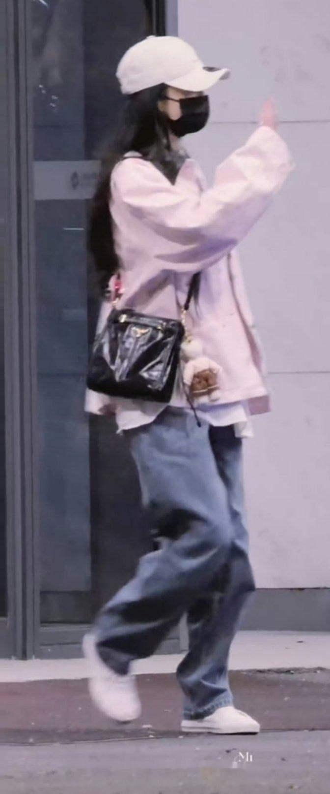 从活动到私服，Prada都被杨幂穿得好有质感，优雅大气和休闲慵懒无缝切换✨生图