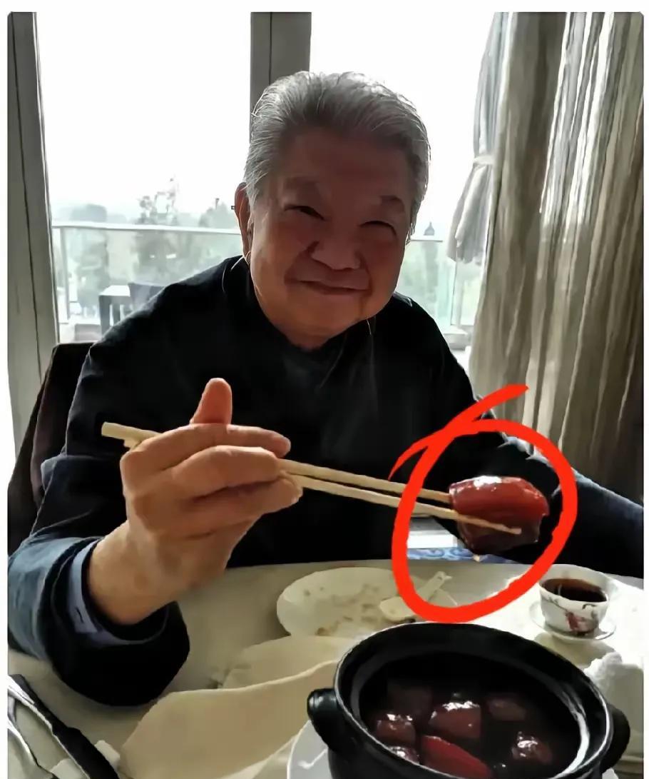 蔡澜死亡闹得沸沸扬扬，之前很多人不知道他是干什么的。这一宣扬，蔡澜真的好像成了一