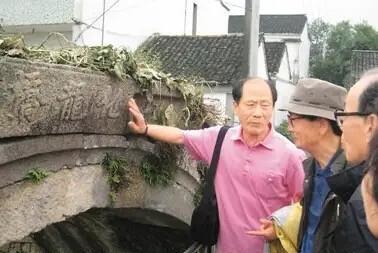 一群韩国老人来到浙江湖州后，竟跪在一座古桥旁失声痛哭。原因是眼前几座古桥的名字，