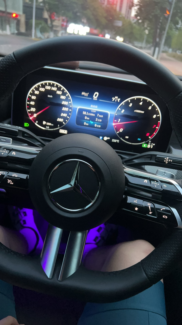 奔驰c260l，经济下行时代它过时了吗你问我它什么吸引人？入门级的价格，豪华的