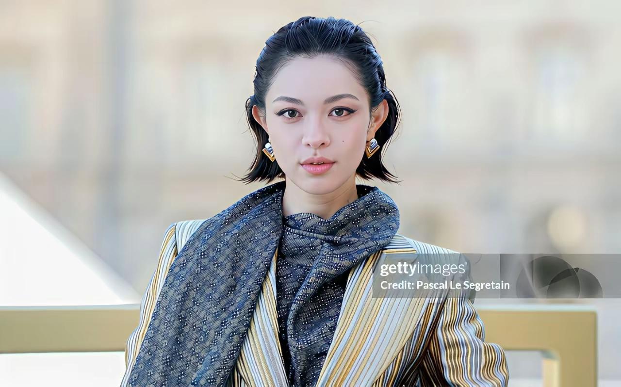 这样看，钟楚曦变化也不算特别大呀，我只看得出来拉了双眼皮；鼻子山根部位疑似变高；