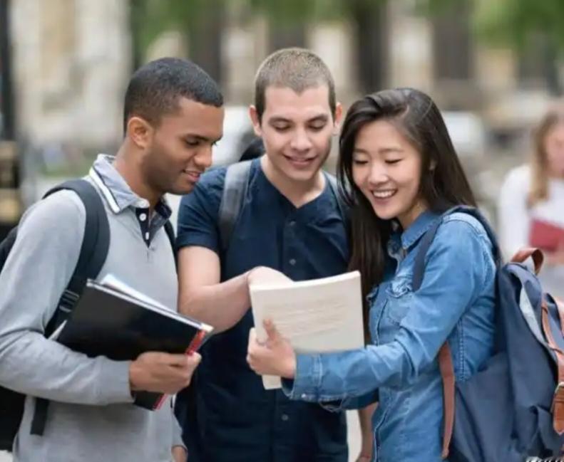 牢A直播骂部分女留学生“倒贴外国人”“被洗脑”，引发巨大争议。支持者觉得他揭露了