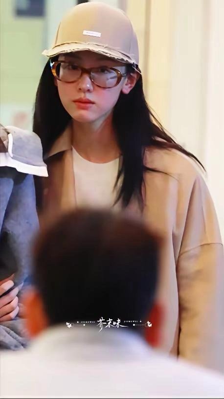 终于见识到陈都灵的微醺状态！褪去清冷感，多了份柔和的慵懒，眉眼间尽是灵动韵致，果