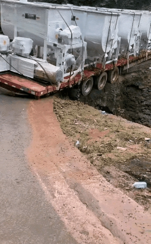 重庆，有一位村民驾车回家，经过一条三边公路的时候，发现前面塞车了，车流无法前进，