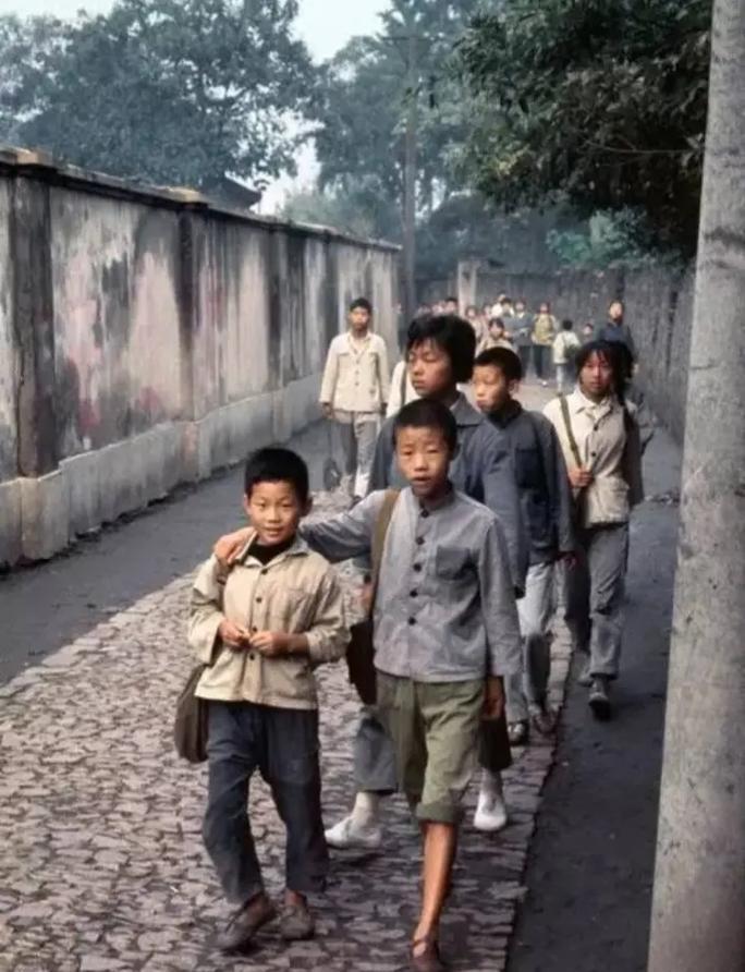 毛主席时代，民生问题基本上已经完善了，子女上学花极少的钱，没有钱也能上，全国扫盲