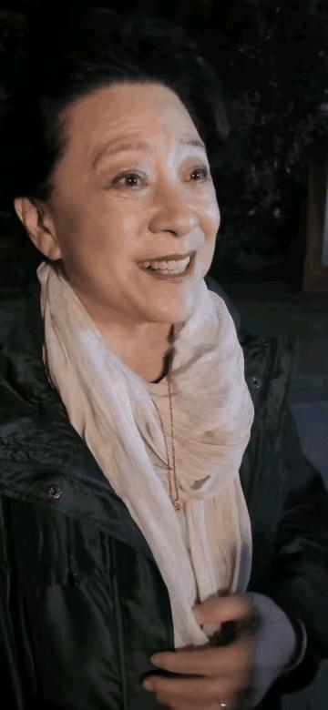 76岁的王馥荔尽显真实状态，脸上皱纹是岁月馈赠，但身材挺拔精神矍铄，状态好得宛如