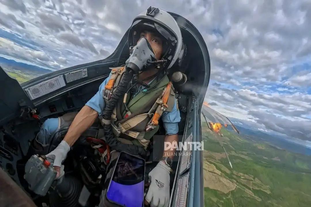 日前，越南官方媒体发布了一组越南空军Su-30MK2与米-17直升机在位于嘉莱省