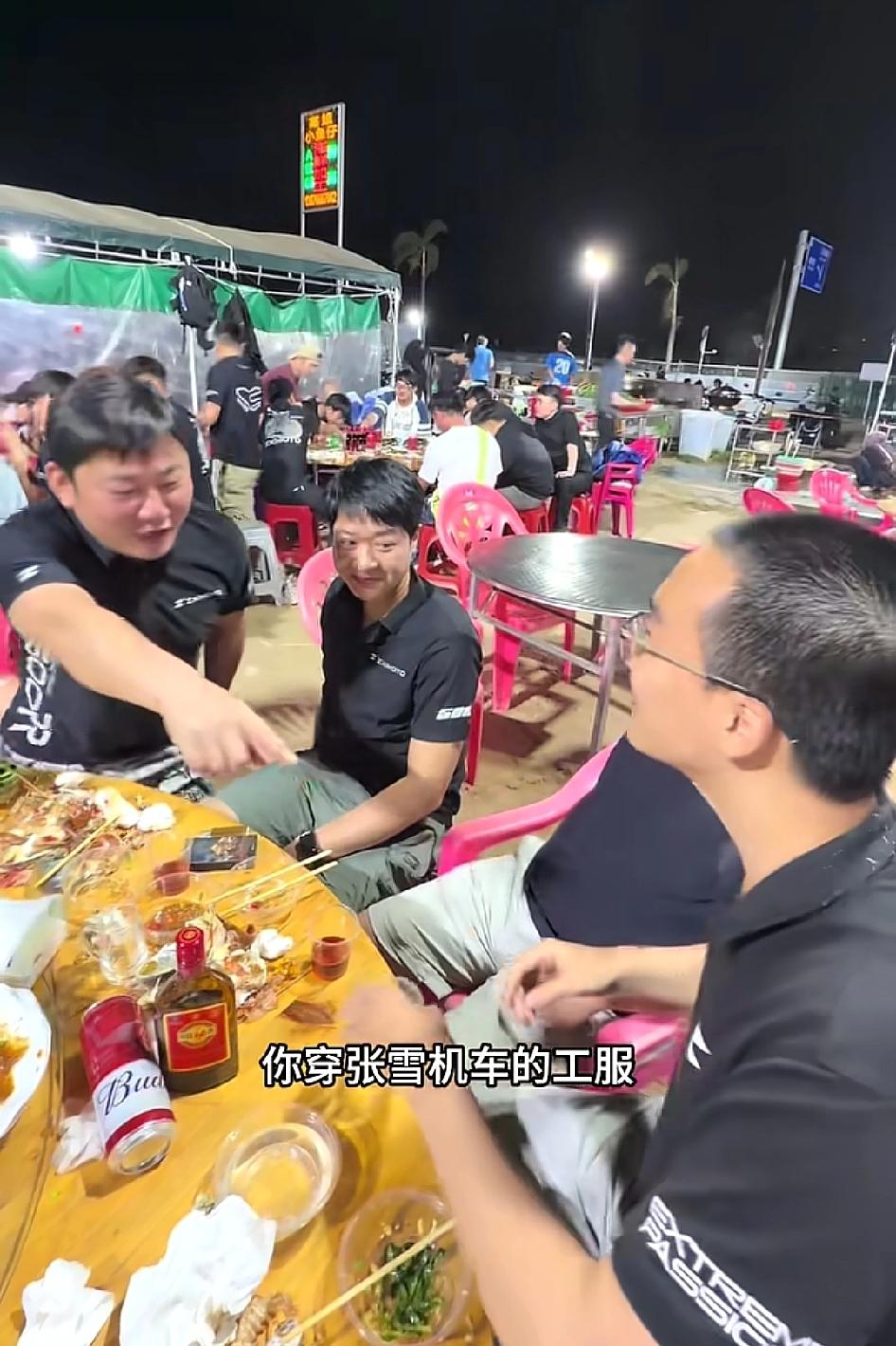 张雪这人真的太会观察细节了，张雪机车公司一位工作人员发布了一个团队聚餐视频，是今