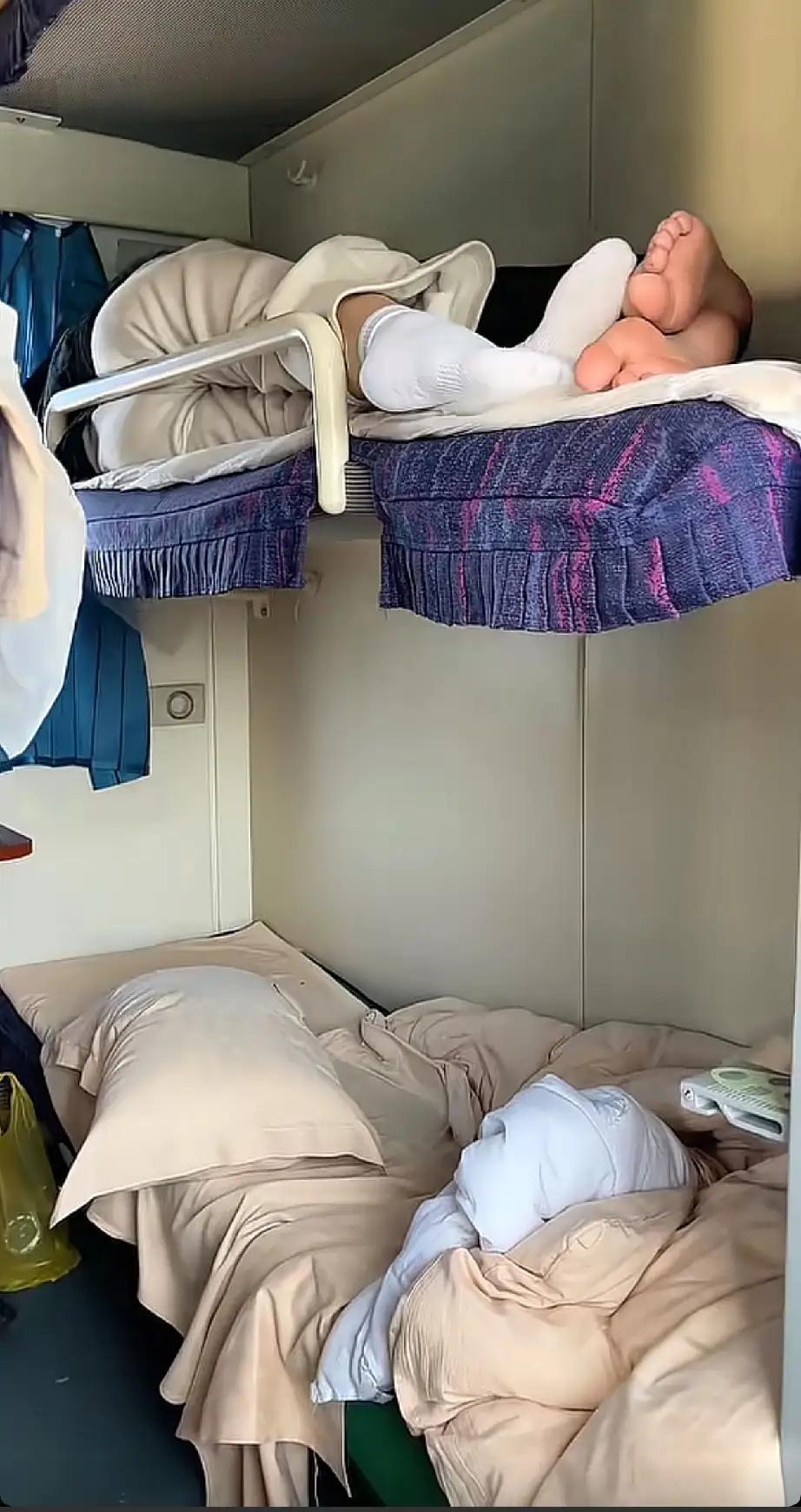 火车上睡别人对面，这局怎么破？在他们面前我是不是隐形的[捂脸哭][捂脸哭][捂脸