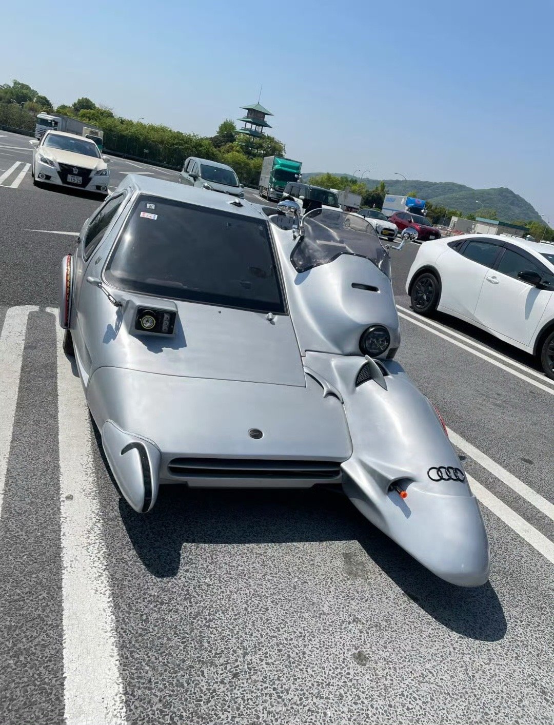 居然在路上看到这种车，据说只生产了十台……​​​​