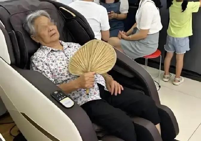 63岁的张桂兰，连续七年雷打不动地去市中心那家大商场乘凉蹭空调。商场的保安