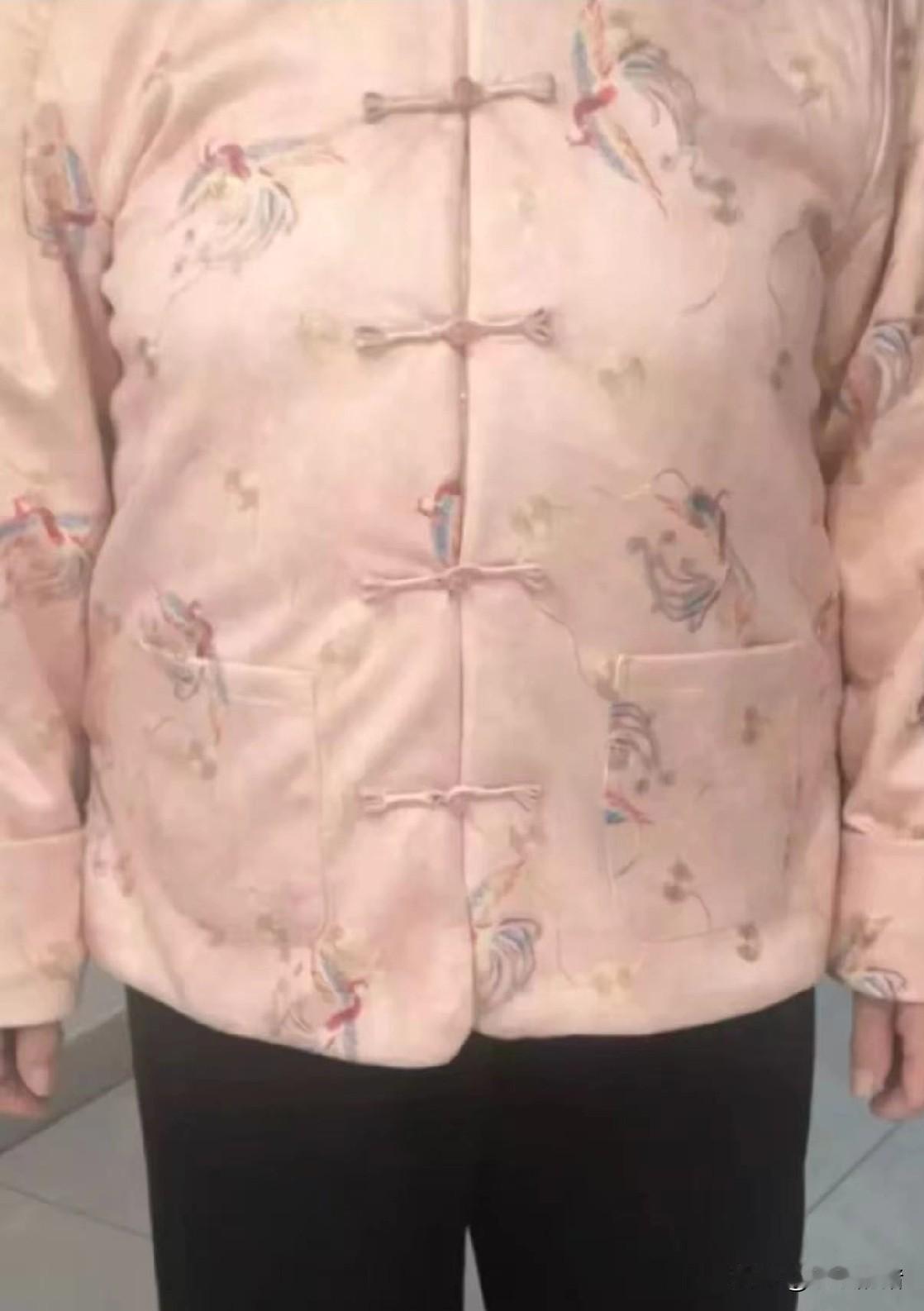 邻居70岁的大姨穿着孙媳妇给买的棉袄给邻居们炫耀，一楼的大姨嘴一撇说不好看，不适