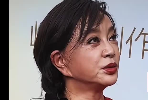 我表妹在商场偶遇刘晓庆，回来直摇头，她说刘晓庆根本不是电视上那样！
