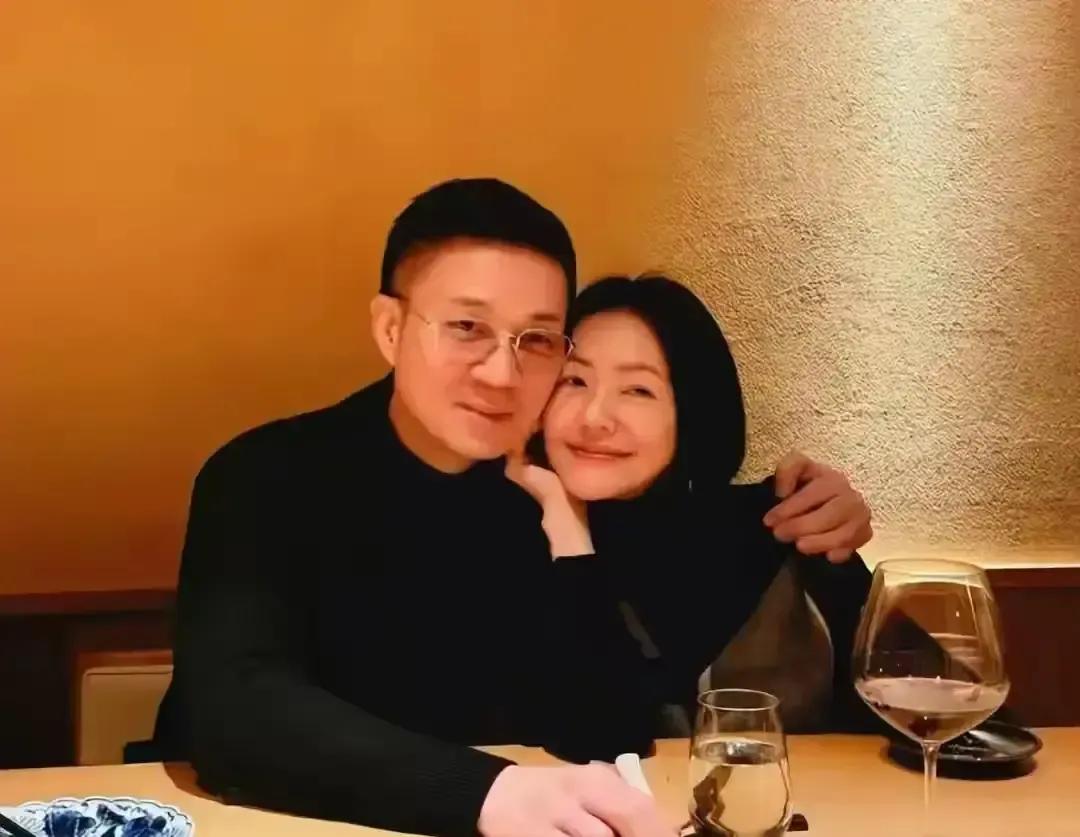 小S老公许雅筠被自媒体扒出家底，说整个医美家族资产破十亿台币。消息从论坛匿名帖