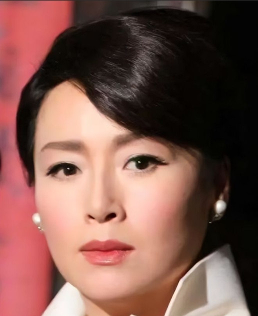 1984年，26岁的恬妞嫁给了印尼富豪，结婚当晚，她才知道老公已经有了一个妻子，