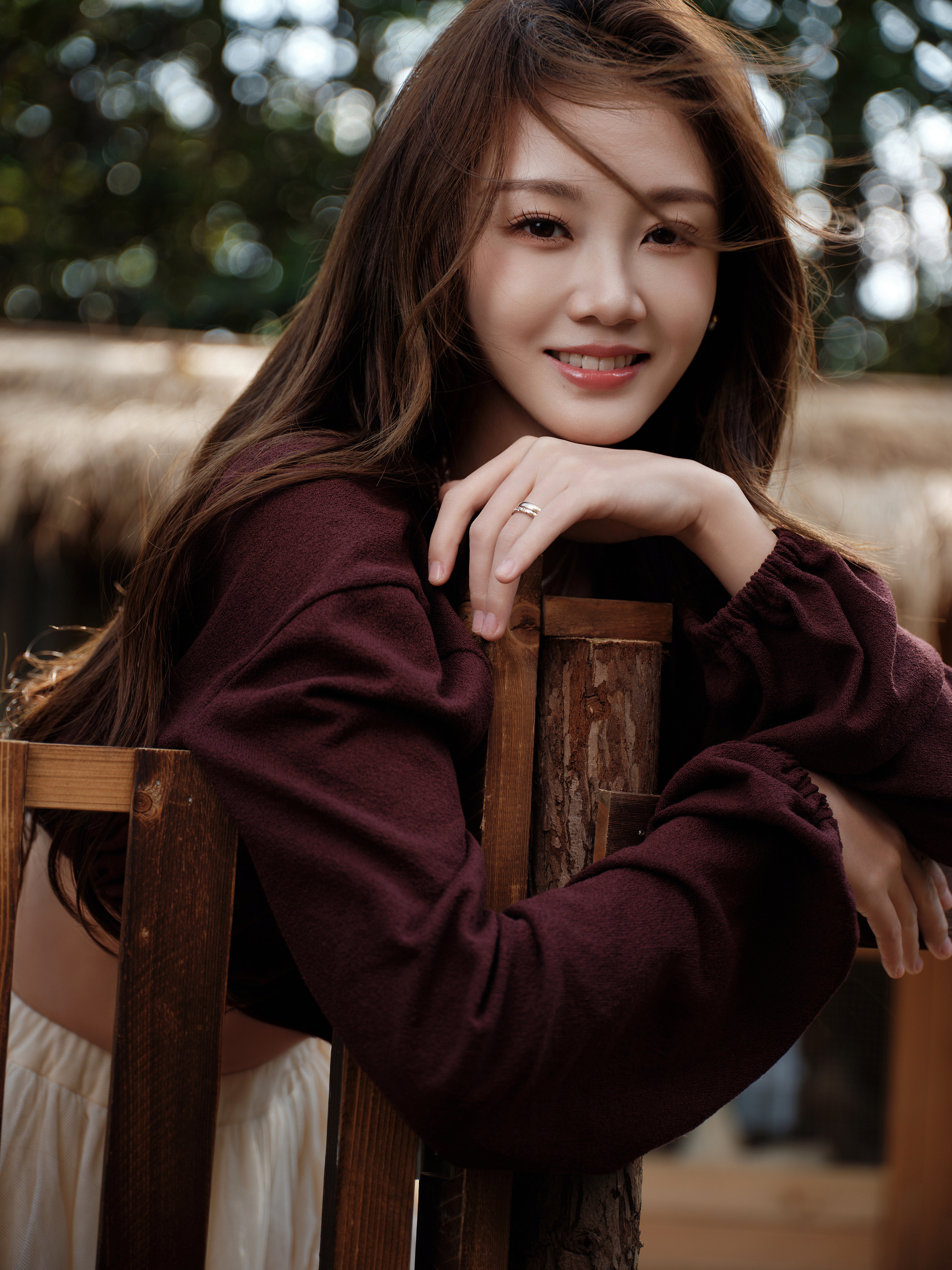 谁能拒绝法式慵懒的田园时尚？苗苗在自家花园草田间，以酒红上衣搭配飘逸纱裙，