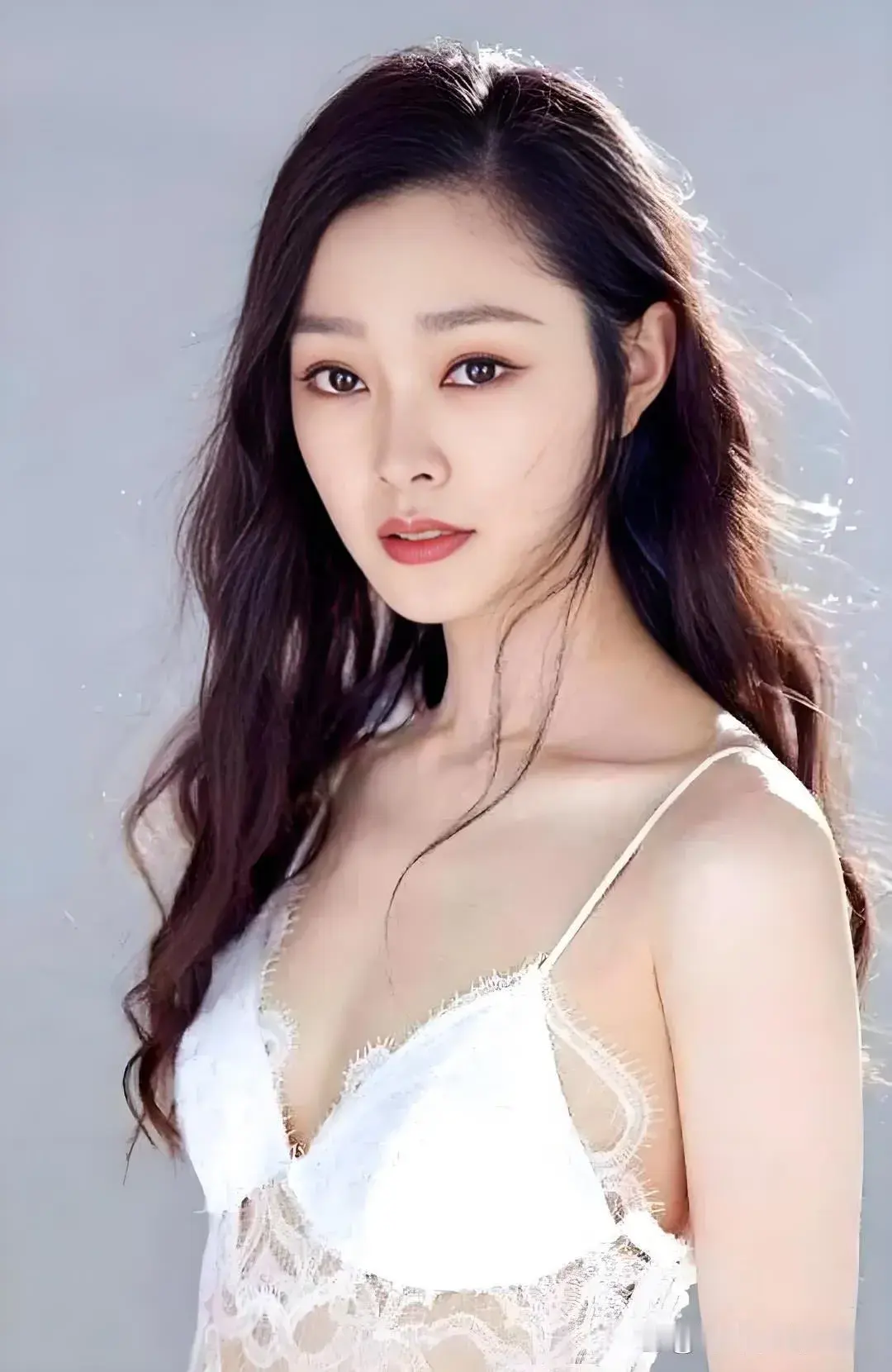 当红女星宋轶是一位非常著名，年轻漂亮，长相出众，身材脸蛋都好看，演技优秀的演员！她凭借着自己的努力和