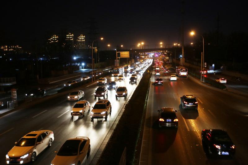 正月初七春运返程高峰来袭，各地路况呈现“冰火两重天”。北京返程高速一路绿灯，畅通