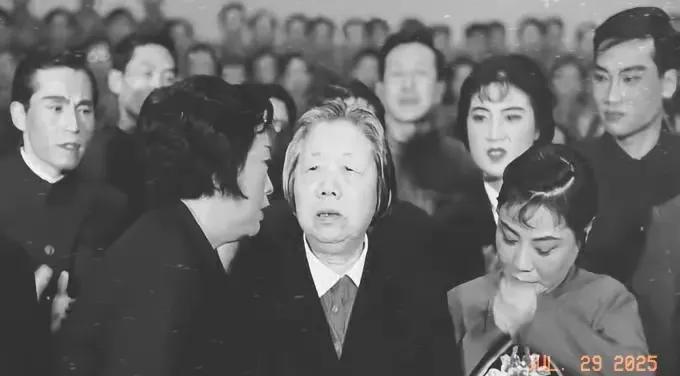珍贵的黑白老照片分享。1977年2月9日，在纪念周恩来总理逝世一周年演唱晚会上