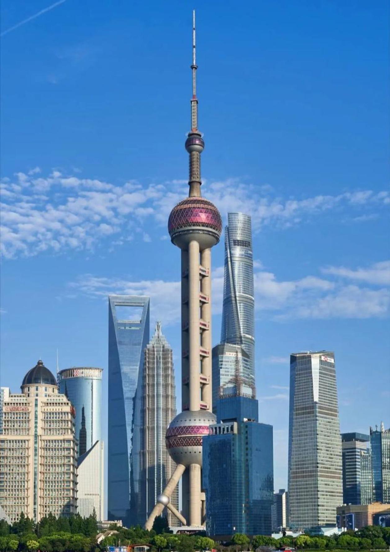 上海一位92岁的退休法官，独自住在一家养老院里。唯一的儿子四十多年前去了英国，现