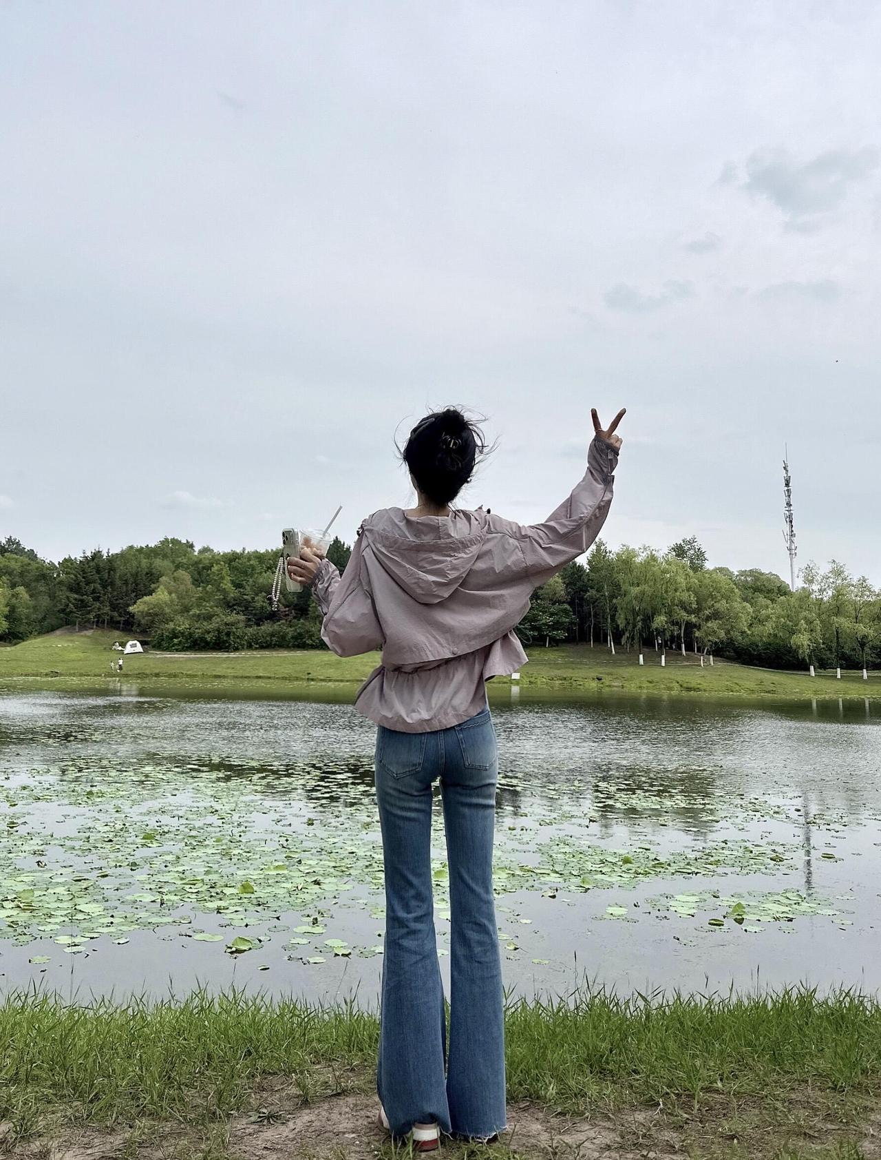 夏日湖畔，悠闲时光，与自然为伴，享受美好。