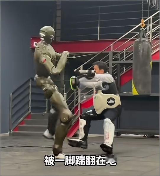 宇树机器人秀空翻，众擎机器人踹CEO！谁是人形机器人的未来王者？