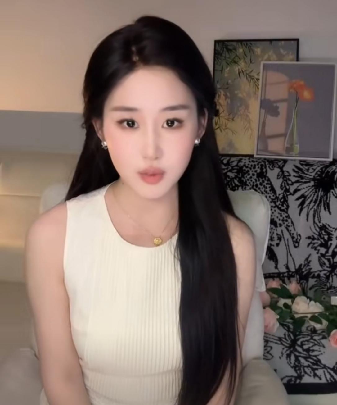 #撞脸刘亦菲网红因工资低选择做主播#撞脸刘亦菲网红刘一菲直播讲：在深圳实习一个