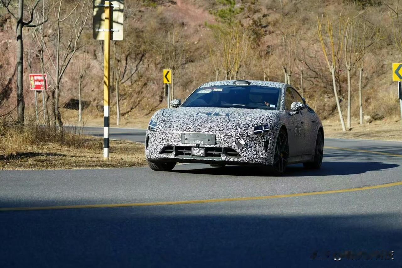 新款小米 SU7终于官宣了，据说将有14项升级：1、全系标配800V高压平台