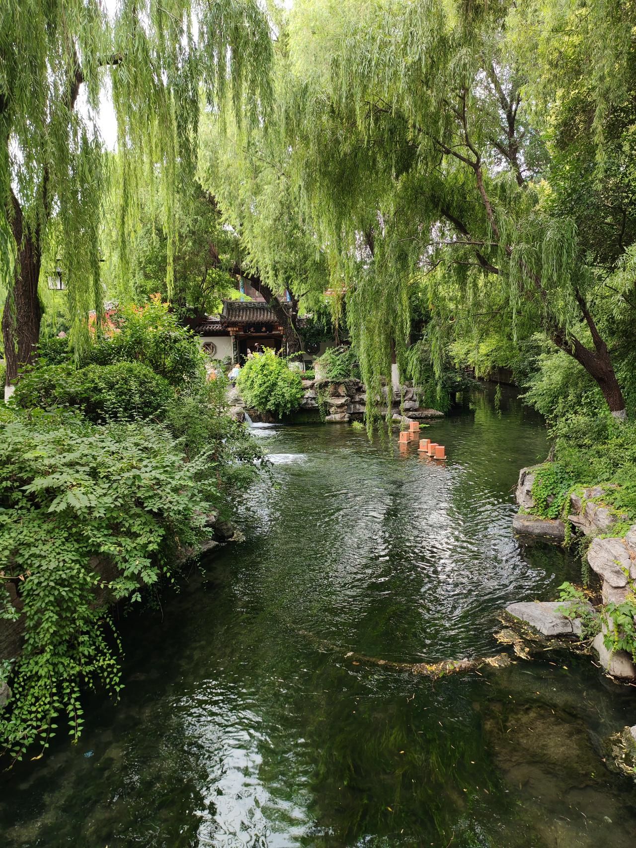 山东济南夏天变凉的原因之迷今年的夏天，济南没有往年的炎热，三日五日一雨风，空