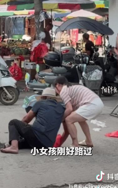 广西南宁，一位老人骑单车突然摔倒在地，鞋子都摔掉了，很难爬起来，本以为没有人会来