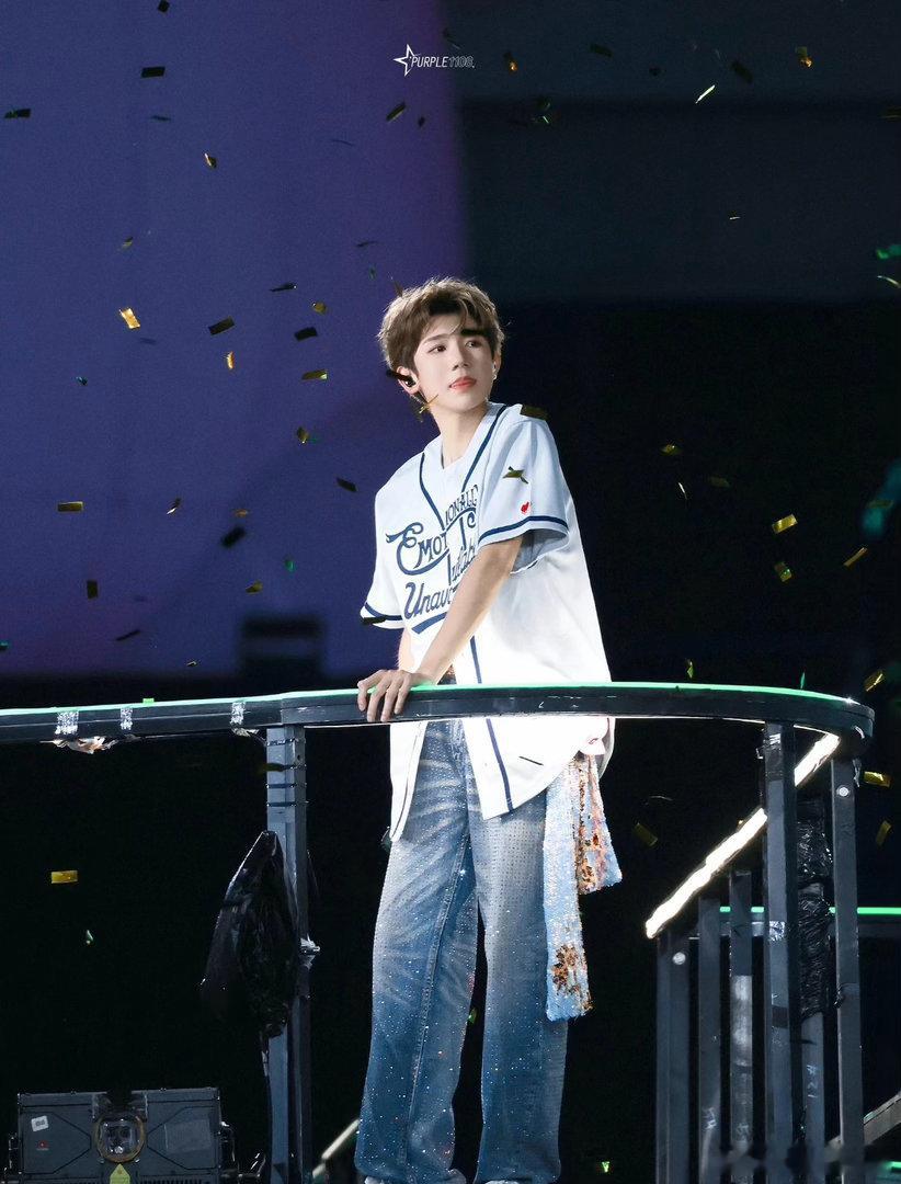 #王源南京淘到平价复古相机#王源，内地男歌手、演员，TFBOYS成员，伯克利音乐学院在读。擅长词曲原