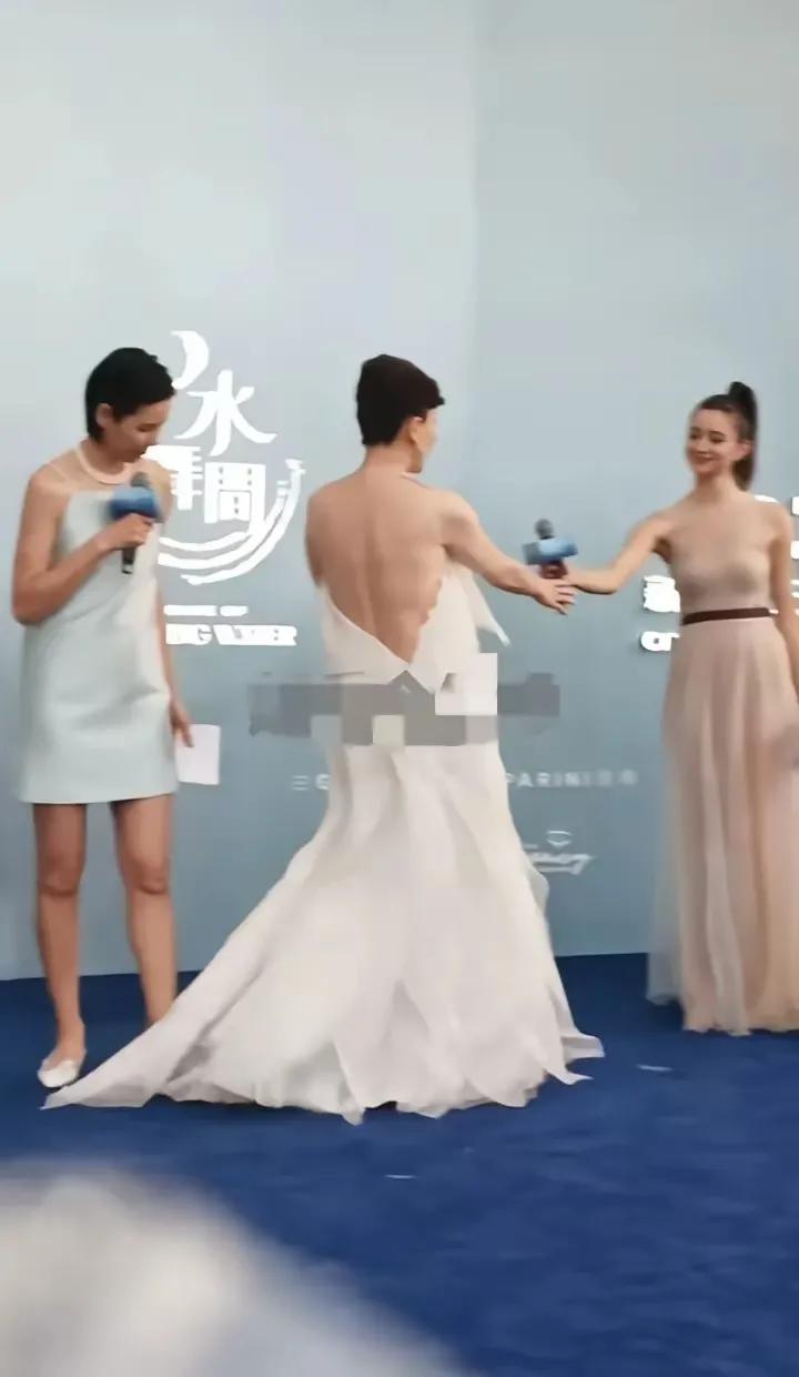 咱就说这样露后背有什么美感可言啊？再说已经是60岁的阿姨了，还穿这样的衣服真的