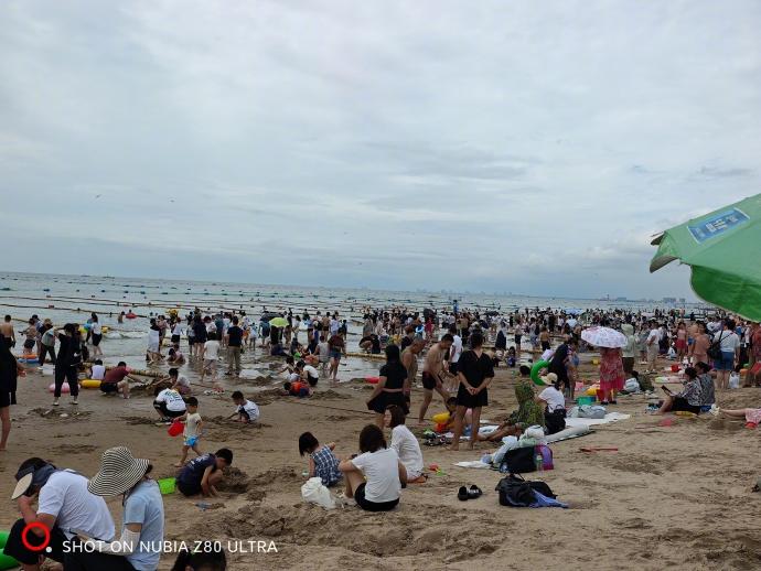 今天周四，老胡上午带小朋友挖沙子。这是这几天北戴河海滩上人最少的一天。中国有