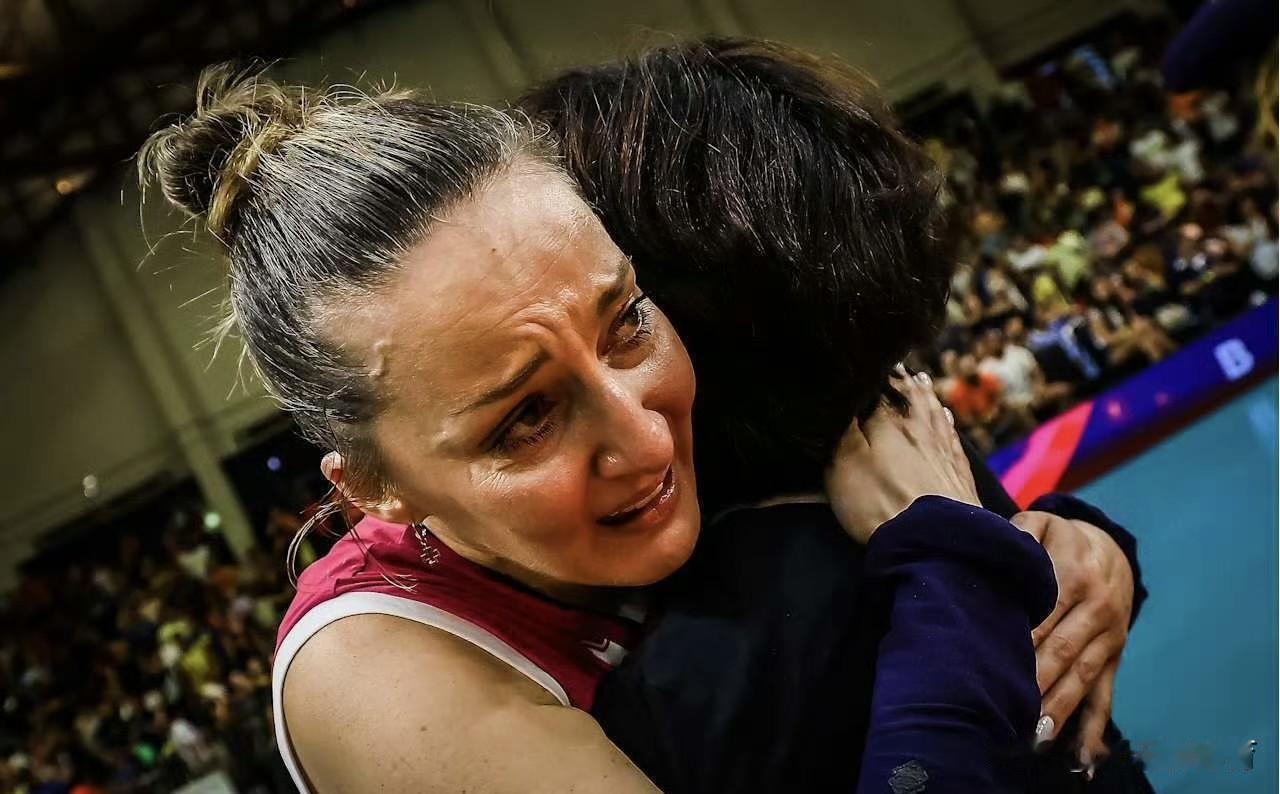 41岁二传手奥杰年涅维奇哭成了泪人[哭哭][哭哭]苦瓜姐，苦尽甘来！在外打拼这么