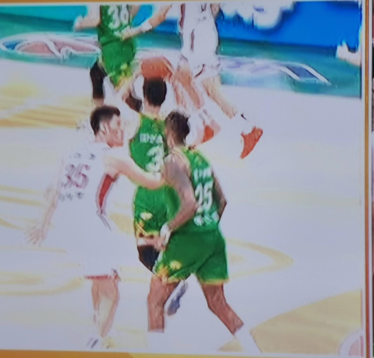 昨晚，赵继伟、鄢手骐、布罗金顿、李晓旭对迪亚洛的防守真是拼命。打球越来越有侵略