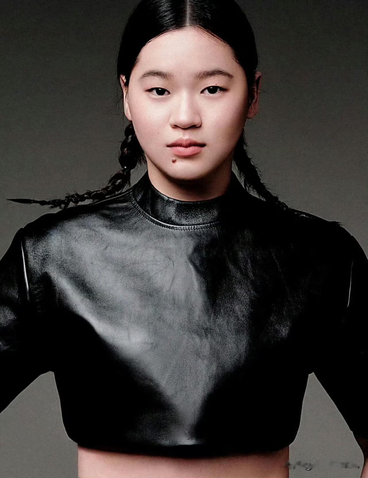 全红婵真是个宝藏女孩，干啥像啥！这张脸上镜竟是满满时尚范儿！脸有肉，却不失高级感