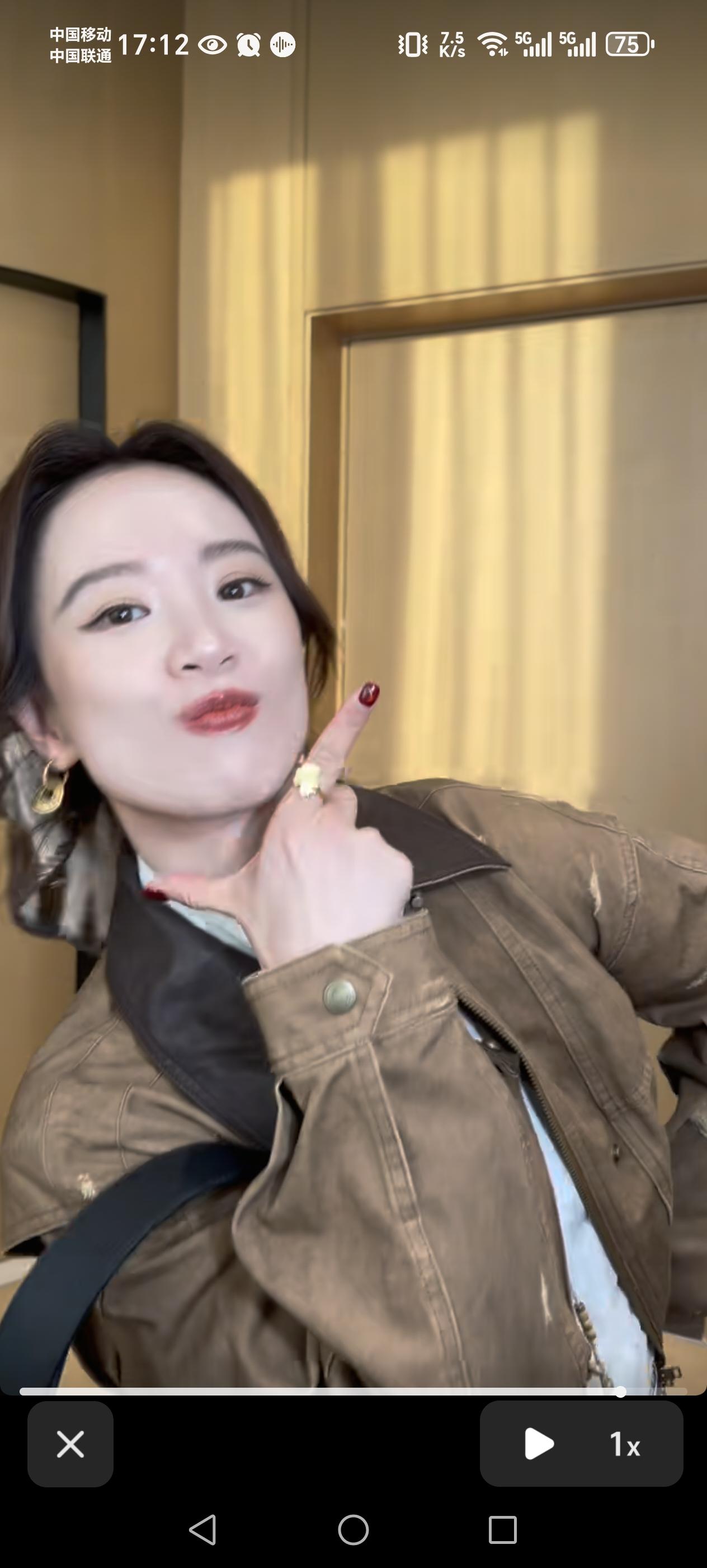 李梦，长着一副很有故事感的脸，松弛感很强！第一眼看像董洁，再看又有点像吴倩莲