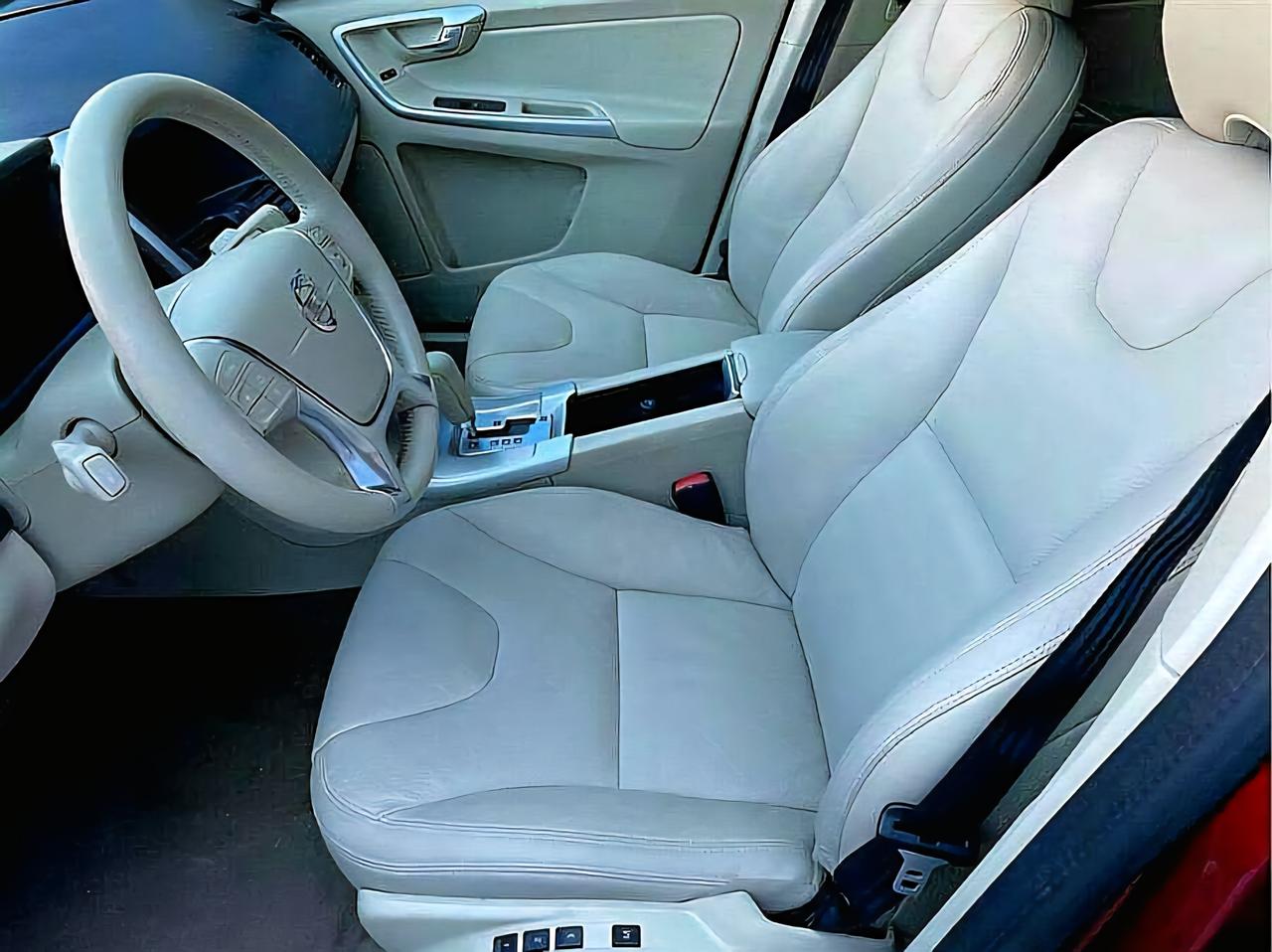 这是沃尔沃的白色内饰，在今天看来确实是特别的惊艳，可惜沃尔沃的白色内饰成了稀缺品