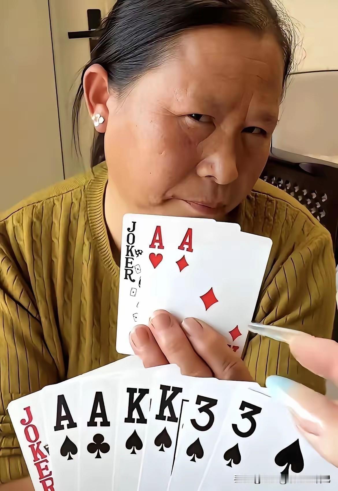 她的表情太气人了，谁有办法赢了她