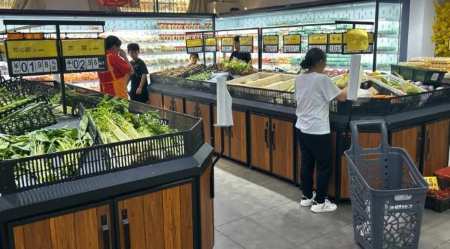上个月出差，跟酒店保洁阿姨聊天，她悄悄跟我说：“小姑娘，我们这行干久了，自己住酒