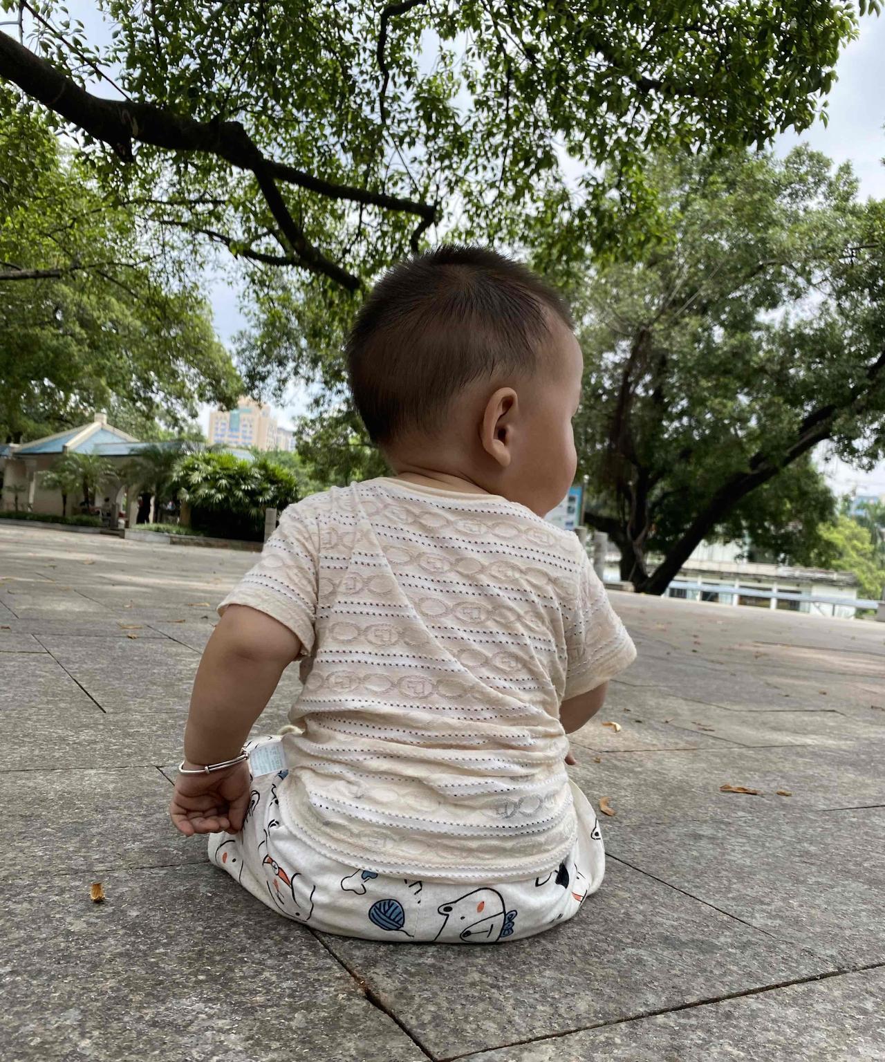 带娃以后才知道：1.爸爸的陪伴真的不能少，平常我带我的孩子出去玩，只要他一见到